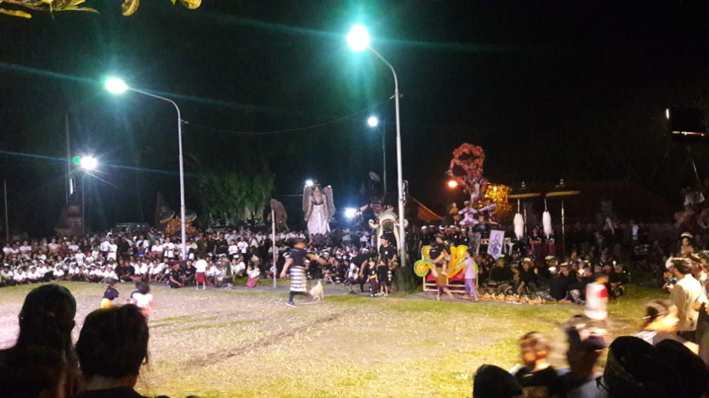 Parade Ogoh - Ogoh Se-Desa Adat Ayunan, yang diikuti oleh Sekehe Teruna - Teruni ketiga Banjar Adat.